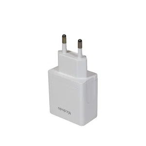 شارژر دیواری 12W دو پورت مک دودو مدل CH-3970 به همراه کابل USB به lightening